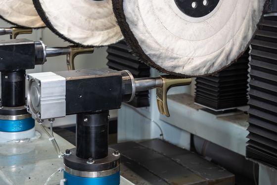 Προγραμματίσημη Buffing CNC ροδών γυαλίζοντας μηχανή για τη λήξη επιφάνειας
