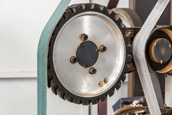 Αυτόματη θέσης Deburring μηχανή μετάλλων αποζημιώσεων ρομποτική